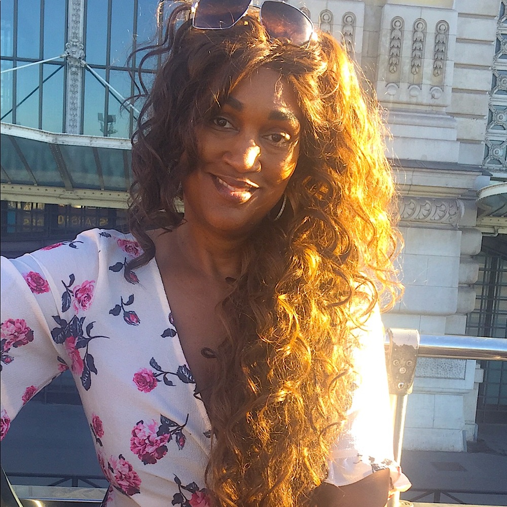 Meet your Posher, Dee-dee